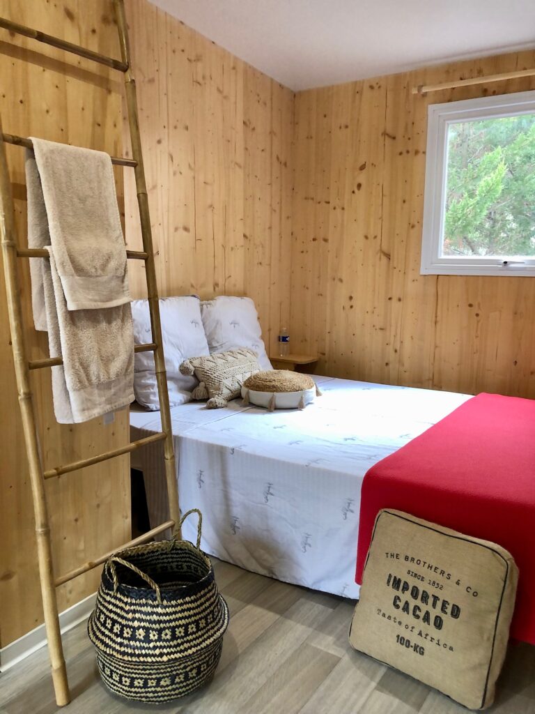 vue intérieur de la roulotte insolite du camping sigean La grange neuve