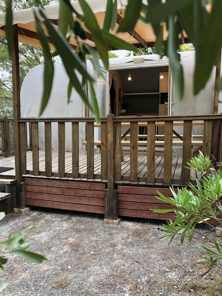 vue extérieur de la coco sweet insolite du camping sigean la grange neuve
